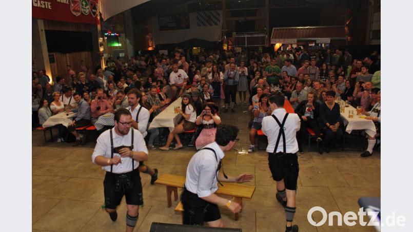 Die Schwarzenbacher Schenkelzinterer treten beim Starkbierfest in Wurz auf. Bild: tok
