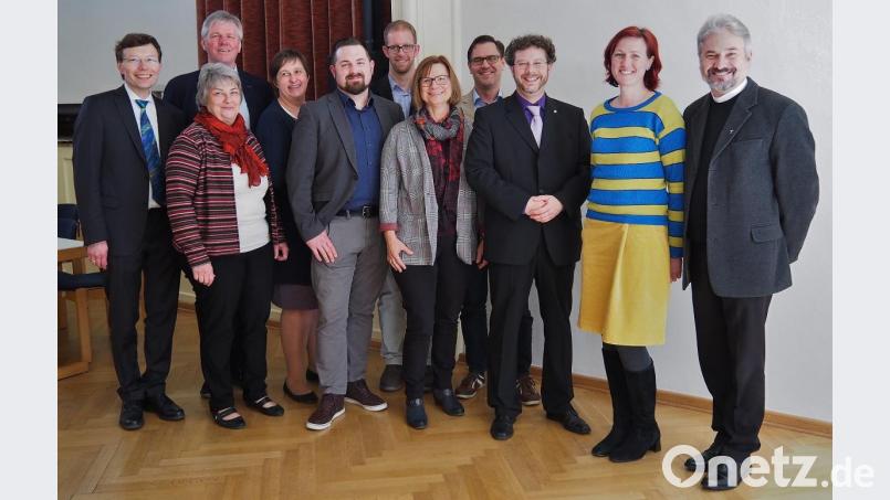 Die Mitglieder des neu gewählten Dekanatsausschusses des Evangelischen Dekanats Weiden. Fast alle wichtigen Beschlüsse im Dekanat werden dort getroffen. Bild: Bühner