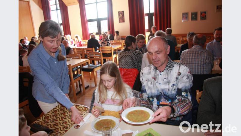 Das Fastenessen in Wiesau genossen auch Familien. Versorgt wurden sie von Rita Korb. Bild: wro