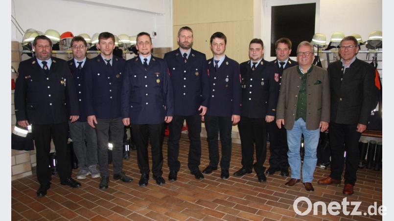 Bei der Jahreshauptversammlung freuten sich aktive Feuerwehrleute über Ehrungen. Im Bild (von links) Vorsitzender und Kreisbrandmeister Florian Trießl, Robert Konrad, Michael Eichenseher, Jörg Trießl, Tobias Trießl, Thomas Höcht, Daniel Bächer, Kreisbrandinspektor Stefan Gleißner, Wiesaus Bürgermeister Toni Dutz und der stellvertretende Bürgermeister Oskar Schuster aus Friedenfels. Bild: wro