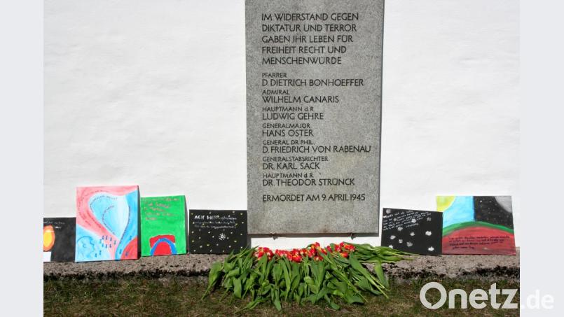 Jugendliche aus dem evangelischen Dekanat Weiden und aus Tschechien gestalteten Gedenktafeln zur Erinnerung an Dietrich Bonhoeffer. Bild: exb/Susanne Götte