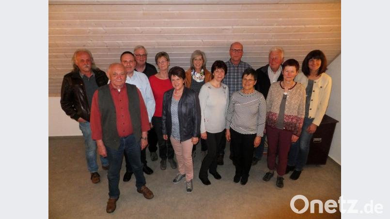 Dem neuen Vorstand des Fördervereins "Evangelisches Gemeindehaus Andreas Raselius" um Vorsitzenden Günter Winter (Dritter von rechts) gratuliert Dritte Bürgermeisterin Evi Höllerer (rechts). Bild: ibj