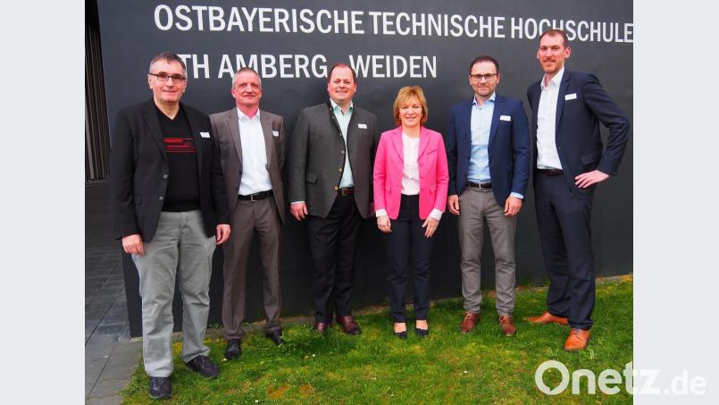 Veranstalter und Referent der E-Commerce-Nacht (von links) Norbert Weig, Matthias Bauch, Ralf Mager, OTH-Vizepräsidentin Christiane Hellbach, Profesor Marco Nierschl und Kilian Kost. Bild: Bühner