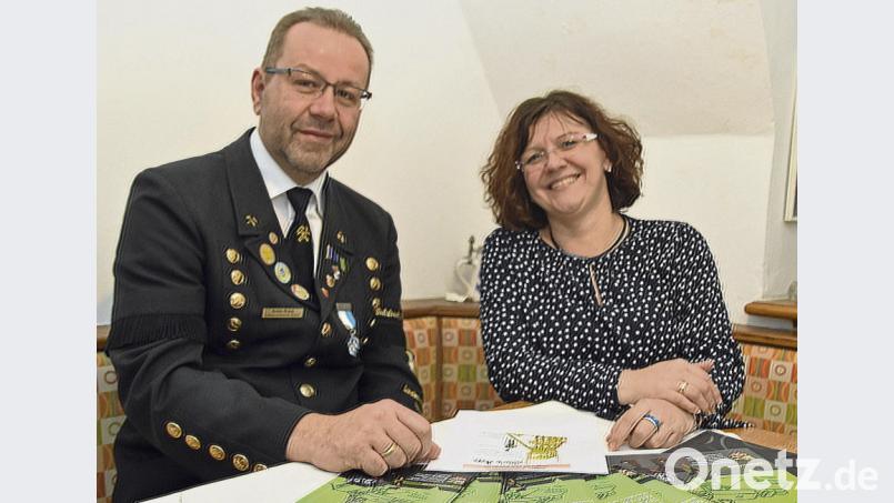 Bergknappen-Vorsitzender Armin Kraus (links) und Stiber-Vorsitzende Tanja Weiß freuen sich über das Konzept, das Kindern und Jugendlichen die Bergbaugeschichte der Region nahe bringen soll. Bild: Andreas Royer