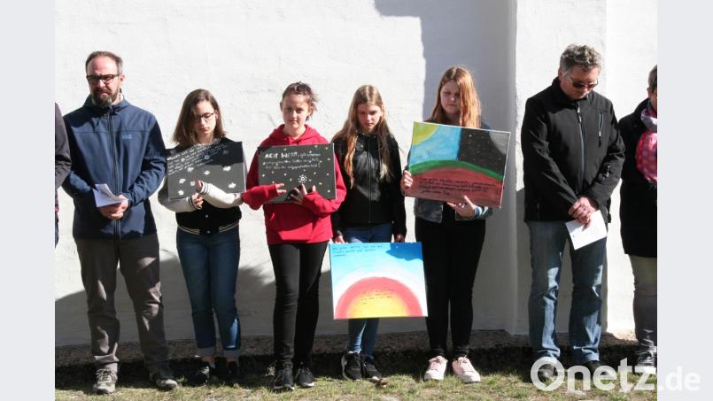 Jugendliche aus dem evangelischen Dekanat Weiden und aus Tschechien gestalteten Gedenktafeln zur Erinnerung an Dietrich Bonhoeffer. Bild: exb/Susanne Götte