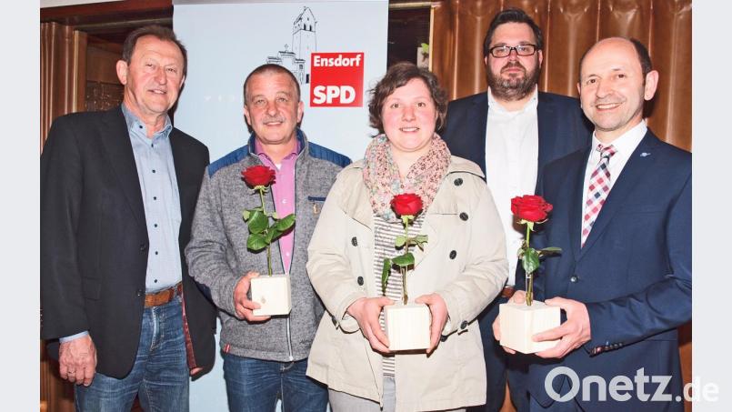 Gemeinsam mit Ortsvorsitzendem Hans Ram und dessen Stellvertreter Bastian Bartmann (von rechts) gratulierte Bezirksrat Richard Gassner und überreichte Präsente an Werner Scharl und Angela Wenzel (von links) für ihren jahrelangen Einsatz. An die verhinderte Petra Braun-Göldner wird Vorsitzender Ram das Präsent nachreichen. Bild: sön