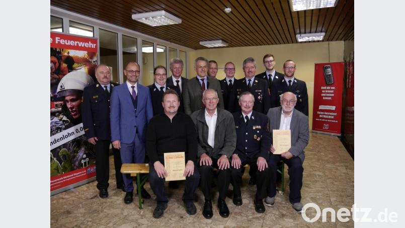 Kreisbrandrat Andreas Wührl, stellvertretender Landrat Dr. Alfred Scheidler, Vorsitzender Florian Trißl, Bürgermeister Lothar Müller, stellvertretender Landrat Roland Grillmeier, Kreisbrandmeister Helmut Czepa, stellvertretender Kommandant Maximilian Haas, Kreisbrandinspektor Lorenz Müller, stellvertretender Vorsitzender Felix Weiser und Kommandant Christian Zölch (hinten von links) gratulierten den neu ernannten Ehrenmitgliedern Ralf Dittmann, Reinhold Heß, Wilhelm Horn und Walter Sailer (vorne von links). Bild: ebr