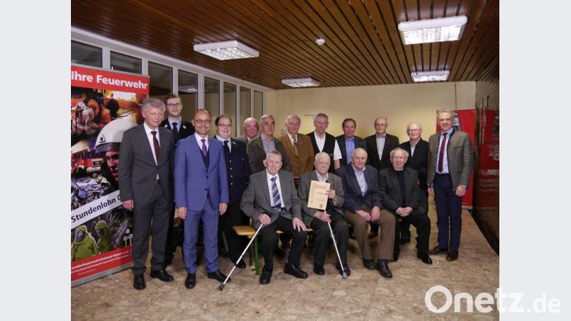 Bei der Jubiläumsfeier der Feuerwehr Plößberg wurden Mitglieder für 60 und 65 Jahre Zugehörigkeit ausgezeichnet. Im Bild (hinten von links) Bürgermeister Lothar Müller, 2. Vorsitzender Felix Weiser, stellvertretender Landrat Dr. Alfred Scheidler, Vorsitzender Florian Trißl mit den Geehrten Josef Scharnagl, Werner Kinle, Roland Pfefferlein, Hans Riedl, Dieter Horn, Richard Heß, Sigmund Dittmann sowie dem weiteren stellvertretenden Landrat Roland Grillmeier. Vorne (von links) die Geehrten Alfons Haubner, Johann Lindner, Georg Lukas Senior und Reinhold Dittmann. Bild: ebr