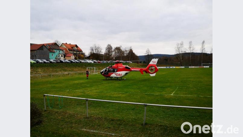 Hubschrauber-Einsatz in Neualbenreuth: Weil sich Maximilian Röckl schwer am Knie verletzt hat, musste der Spieler des Kreisklassisten SV Pechbrunn ins Krankenhaus geflogen werden. Bild: rti