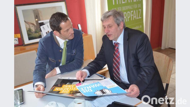 Wolfgang Meidenbauer informiert Bundestagsabgeordneten Albert Rupprecht (von rechts) über das Projekt "ZwischenSpielRaum". Bild: fz