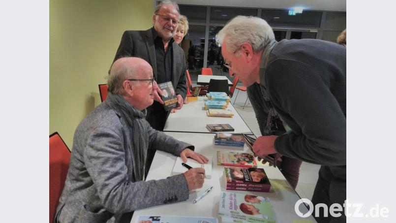 Sebastian Sonntag (hinten) freut sich mit Jan-Uwe Rogge (vorne links) über viel Interesse der Zuhörer. Bild: mma