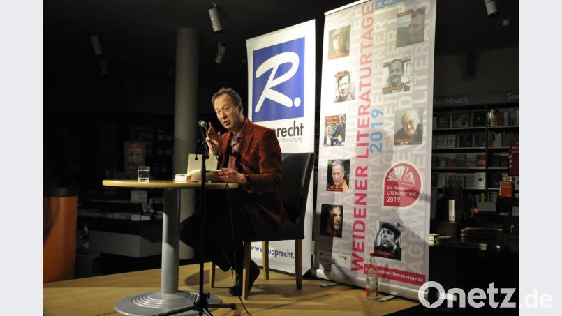 Hans Pleschinski stellt seinen Roman „Wiesenstein“ in der Weidener Buchhandlung Rupprecht vor. Bild: Guhl