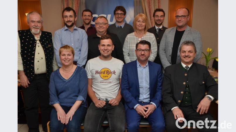 Bürgermeister Andreas Wutzlhofer (vorne, rechts) ist nun auch Parteivorsitzender des CSU-Ortsverbands und gibt damit die Richtung für die Kommunalwahl im nächsten Jahr vor. Landtagsabgeordneter Stephan Oetzinger (hinten, Zweiter von rechts) gratuliert. Der bisherige Vorsitzende Alexander Sollfrank (vorne, Zweiter von rechts) rückt ins zweite Glied. Bild: dob