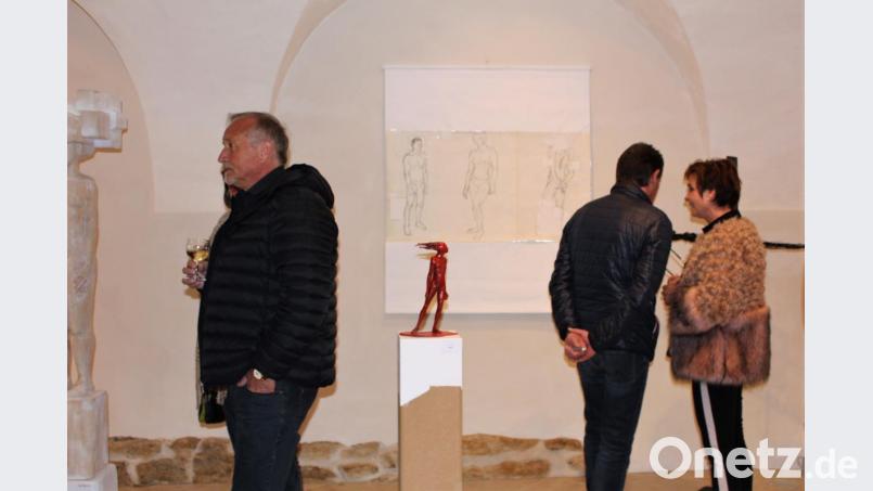 "Muna": fertig erstellt erstrahlt sie im feurigen Rot, harmonisch platziert in der Galerie. Bild: Dagmar Williamson, dwi