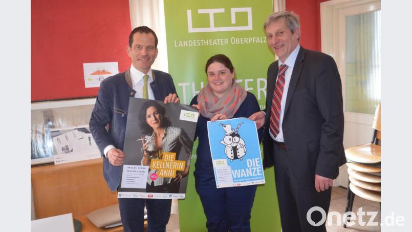 Beim Projekt "ZwischenSpielRaum" ist das LTO mit zwei Stücken in Waldthurn. Wolfgang Meidenbauer, Anna Kunz und Albert Rupprecht werben dafür. Bild: fz