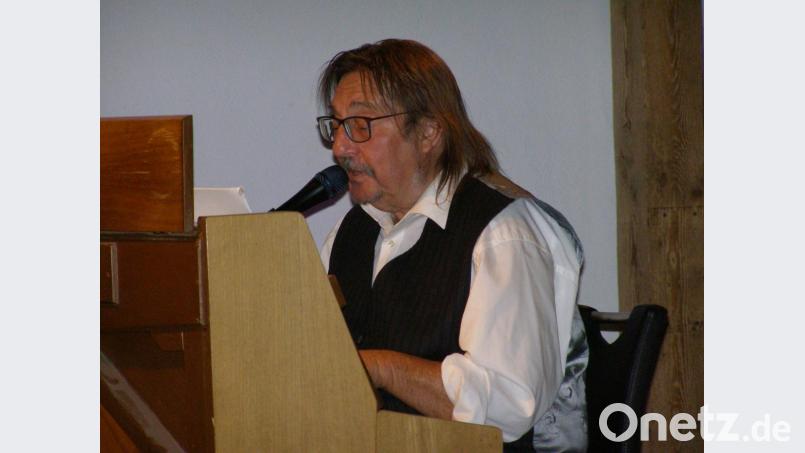 Manfred Maurenbrecher bei seinem Konzert im Kunsthaus Waldsassen. Bild: pz