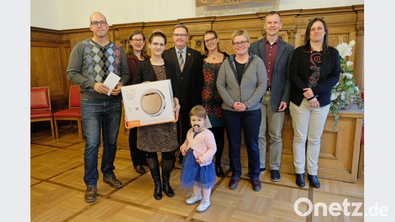 Sie haben beim Abfuhrkalender-Gewinnspiel Erfolg (von links): Tobias Jokisch, Katja Körtge (Kulturamt), Eva-Maria Lambertz, Bürgermeister Martin Preuß, Eva-Maria Hausel, Elisabeth Keck und Matthias Seuffert (beide Amt für Ordnung und Umwelt) sowie Susanne Uschold (Abfallberatung). Bild: exb