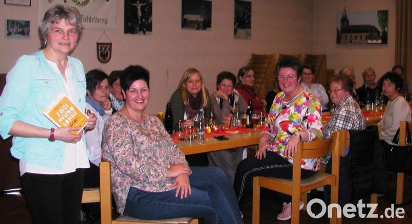 Christa Vogl (links) begeistert ihr dankbares Publikum mit heiteren und ungewöhnlichen Geschichten. Bild: gis