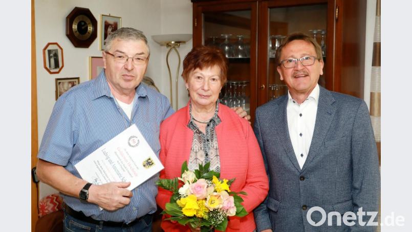 Bürgermeister Hans Donko (rechts) überbrachte zur Goldenen Hochzeit von Ludwig und Annemarie Schmidt die besten Glückwünsche. Bild: njn