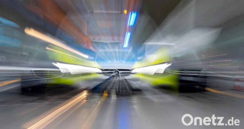 Ein Autofahrer hat Blaulicht und Martinshorn der Nürnberger Berufsfeuerwehr ignoriert und anschließend einen Feuerwehrmann beleidigt. Symbolbild: Sebastian Gollnow/dpa