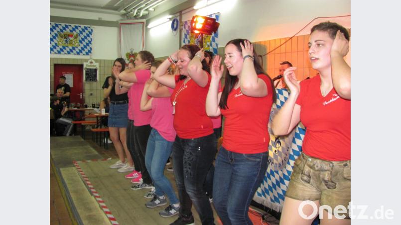 Die Festdamen der Feuerwehren Weiherhammer, Kohlberg und Mantel beherrschen die Choreographie bei "Achy breaky Heart". Bild: sei