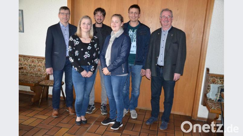 Die Vereinsmeister 2019 des SKC Tröbes sind Christian Grötsch (Zweiter von rechts) und Magdalena Bäumler (Zweite von links) von den Damen. Dazu gratulierten Vorsitzender Franz Feneis (rechts) und zweiter Vorsitzender Adolf Hammerl (Dritter von links), Sportwart Elisabeth Grötsch (Dritte von rechts) sowie Bürgermeister Hermann Ach (links). Bild: gi