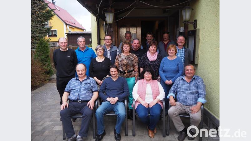 Die wiedergewählte Führungsriege um Vorsitzenden Josef Frischmann (vorne, links) und dem neuen Beisitzer Alfred Krollikowsky (hinten, links im blauen Shirt) mit langjährigen Mitgliedern. Bild: gz