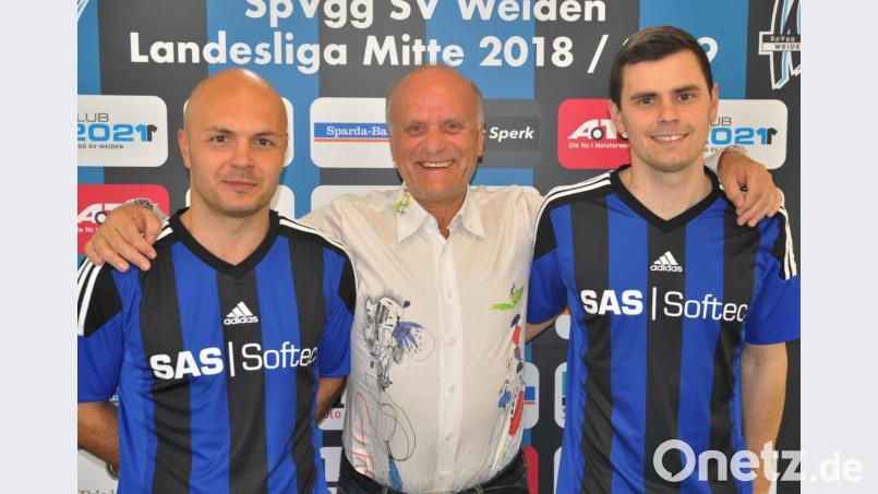 Teammanager Hannes Beer (Mitte) freut sich über die Vertragsverlängerungen vom Torwart Matthias Götz (links) und Mittelfeld-Stratege Stefan Graf bei der SpVgg SV Weiden. Bild: exb