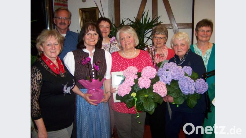 Vorne von links die Zweite Vorsitzende Leni Gössl mit den Blumenmpttern Gabi Hauenstein, Ingrid Engelhardt und Sieglinde Roth, hinten von links Garten-Fachberater Arthur Wiesmeth, Claudia Scharrer, Monika Päßler und Vorsitzende Monika Haller. Bild: rrd