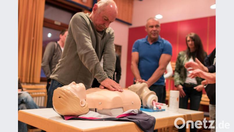 Kursteilnehmer erlernten die ersten Schritte beim Eintreffen am Unfallort, den Umgang mit dem Opfer und die Reanimation. Bild: dtr