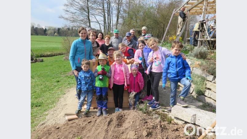 Viele fleißige Helfer hat Gärtnermeister Willi Seibel beim Bauen eines Hochbeets auf dem OGV Gelände. Bild: jzk