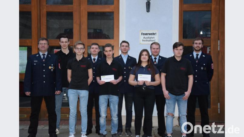 Jugendwart Josef Pflaum senior (links) gratuliert Lukas Kleber (Dritter von links) zur Wahl zum zweiten Jugendsprecher und dankt Markus Pühler (Zweiter von links), der dieses Amt niederlegte, für die geleistete Arbeit. Er überreicht Leon Vogl (Fünfter von links) und Michaela Pflaum (Vierter von rechts) eine kleine Belohnung für die meistbesuchten Übungen. Josef Pflaum junior (rechts) lässt sich zum Jugendwart ausbilden Bild: fla