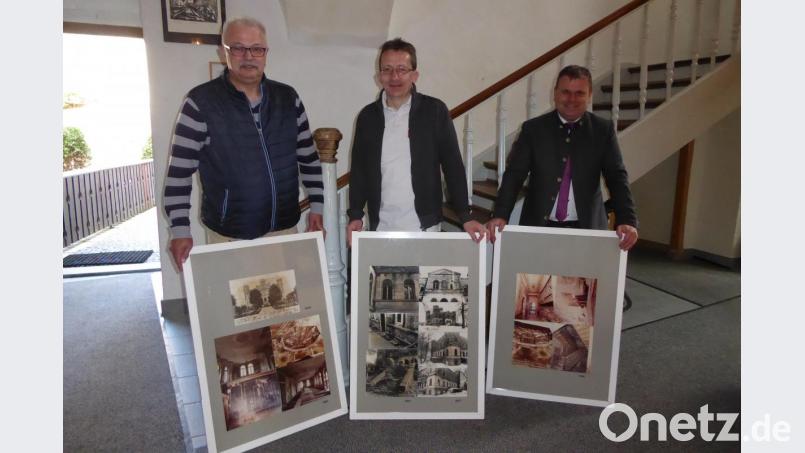 OWV-Chef Reinhard Heine (von links), Kreisjugendring-Geschäftsführer Martin Neumann und Bürgermeister Karlheinz Budnik zeigen im Waldnaabtal-Museum alte Ansichten der Stützelvilla Bild: exb