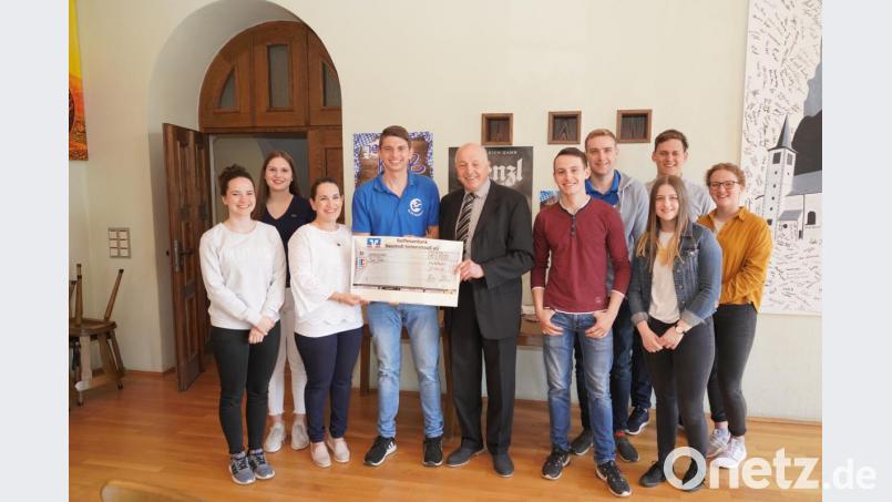 Die KLJB Waldthurn mit den beiden Vorsitzenden Hannah-Sophia Hornstein (Dritte von links) und Julian Steiner (Vierter von links) übergeben den 600-Euro-Scheck an den Vorsitzenden der Tafel Weiden-Neustadt, Josef Gebhardt. Bild: fvo