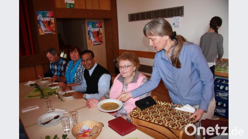 Rita Korb half mit beim Austeilen des Essens. Bild: wro