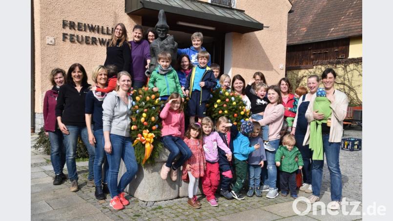 Stolz auf ihren Osterbrunnen sind die Frauenunion und die Kinder, die fleißig mitgearbeitet haben Bild: fz