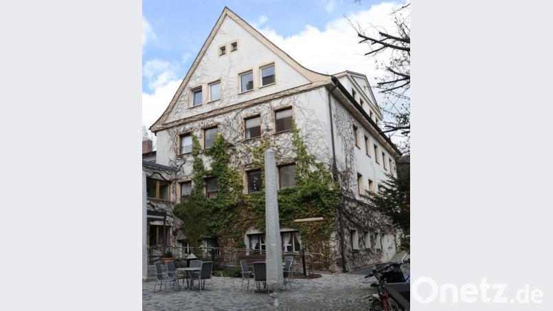 Mit dem Abbruch des 93 Jahre alten Gebäudes, in dem bis vor Kurzem Verwaltung und Heimleiterwohnung untergebracht waren, beginnen die Umbau- und Sanierungsarbeiten am Seniorenheim der Diakonie an der Hellstraße. Bild: gf
