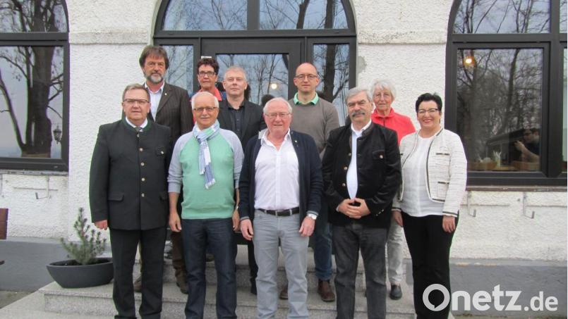 Gruppenbild nach den Neuwahlen (von links): Bürgermeister Martin Preuß, Heinz Meinl, Heinz Dürbeck, Petronilla Weidl, Adrian Lange, Reinhard Scharf, der neue Vorsitzende Marcus Keil, Reinhard Ott (Vize-Bezirksvorsitzender), Gertrud Raschke und Birgit Fruth (SPD-Fraktionschefin). Bild: hae