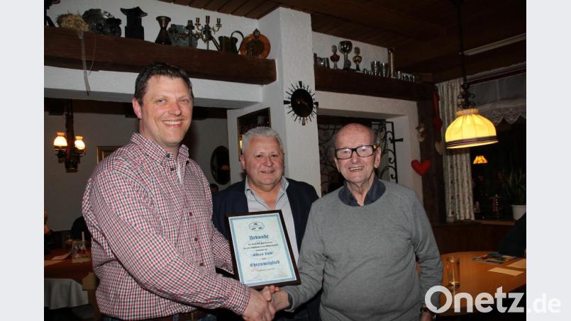 Alfred Zach (rechts) ist eines der fleißigsten Vereinsmitglieder bei den Oldtimerfreunden Lukahammer. Für seine Verdienste um den Verein ernannte ihn Vorsitzender Christian Biegerl (links) zum Ehrenmitglied. Dazu gratulierte auch Dritter Bürgermeister Peter Forster. Bild: frd