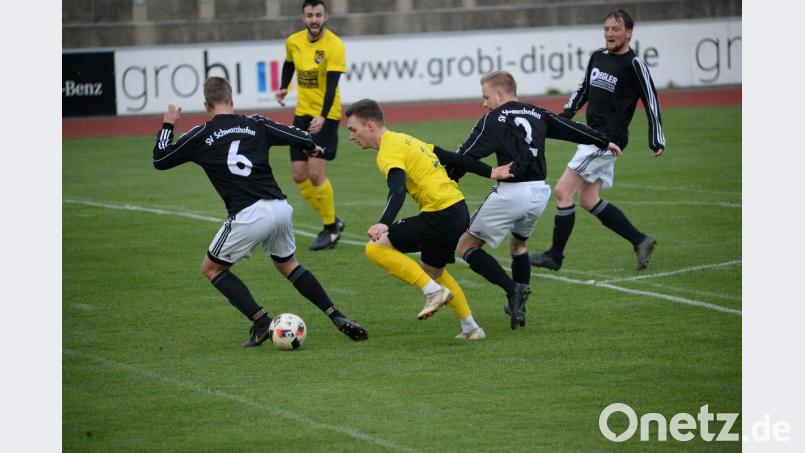 Martin Popp (vorne Mitte) für den FC Amberg im Duell mit den Schwarzhofenern Christian Fischer (links) und Sandro Hammer (rechts), hinten lauert Dennis Kramer, der Torschütze zum 1:0. Bild: brü