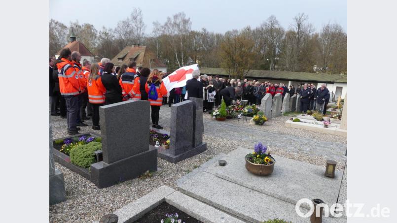 Zahlreiche BRKler, darunter auch Vertreter des Kreisverbands, nehmen bei der Beerdigung Abschied von Siegfried Luber. Bild: rn