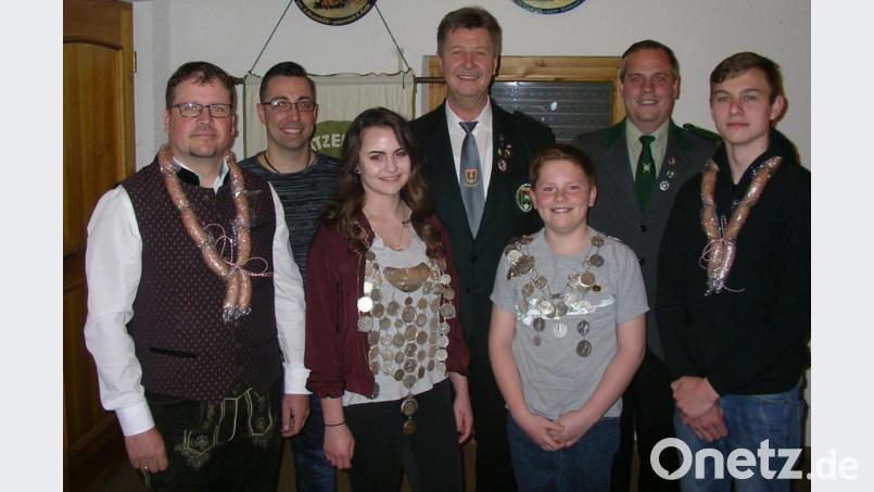 Anja Betz und Lukas Mark (Jugend) sind die neuen Schützenkönige. Im Bild (von links): Vorjahreskönig Udo Hildebrand, Marktrat Michael Haubner, Anja Betz, Gauschützenmeister Manfred Zölch, Lukas Mark, Stephan Trautner und Vorjahreskönig Timo Würner. Bild: exb