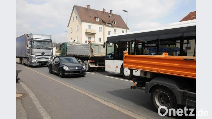 In der Hofgartenstraße bilden sich jetzt oft lange Schlangen an der Ampelkreuzung. Aber dann geht doch wieder alles sehr schnell. Bild: ge