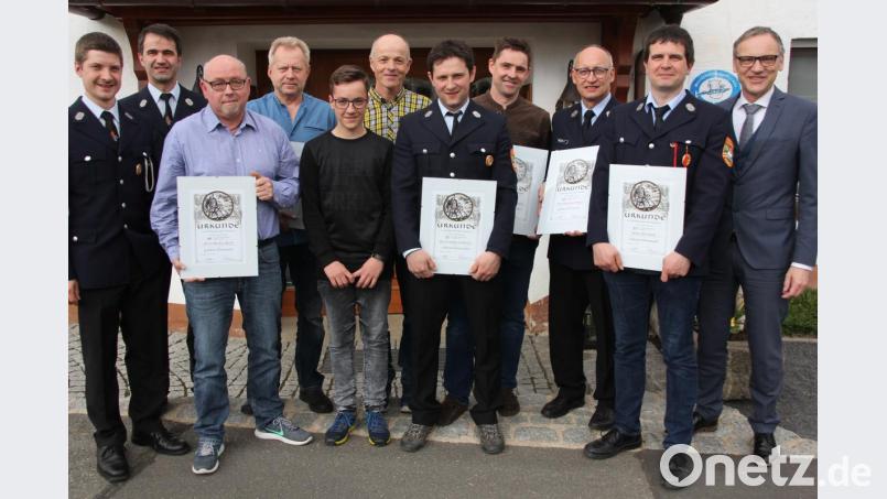 Die Feuerwehr Kondrau ehrte langjähruige Mitglieder. Unser Bild zeigt von links, Kommandant Michael Richtmann, Vorsitzender Alexander Kolb, Markus Hecht, Franz Schneider, Maurice Schmidkonz, Johann Schmid, Stefan Grillmeier, Christian Sommer, Bernhard Müller, Alois Riedl und Bürgermeister Bernd Sommer. Bild: kro