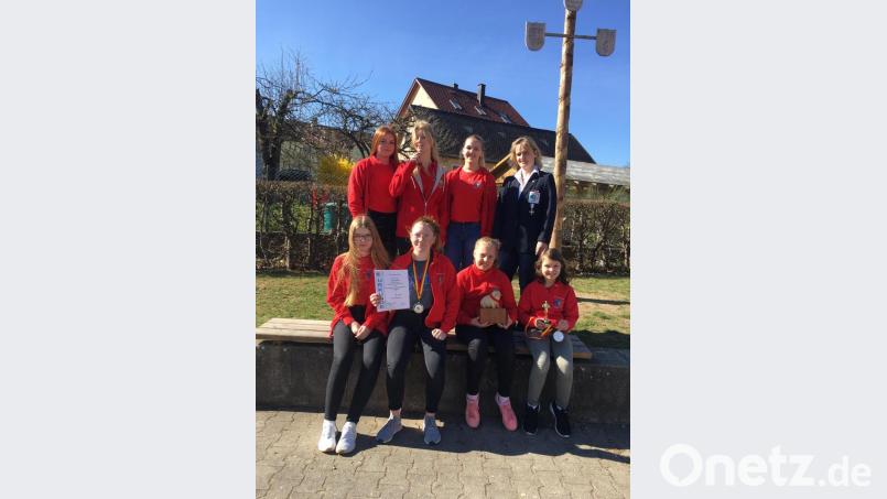 Die örtliche Leiterin Renate Schönberger (hinten rechts) und junge Rotkreuzlerinnen, die für ihr langjähriges Engagement in der Jugendgruppe ausgezeichnet wurden. Bild: exb