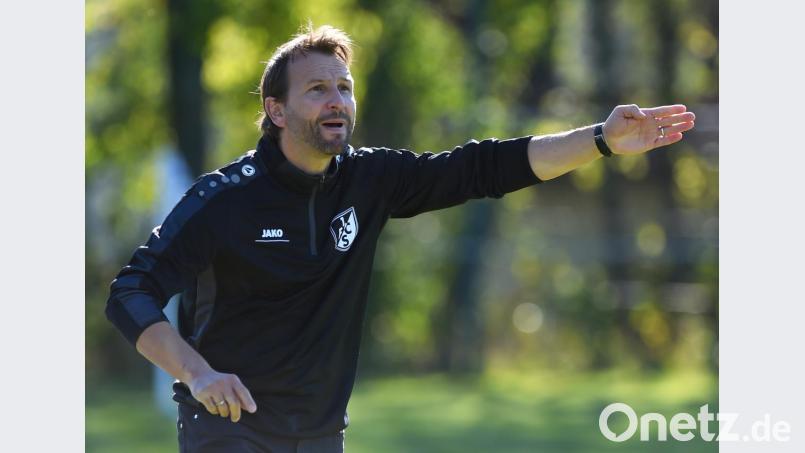 Wolfgang Richthammer gibt auch in der nächsten Saison beim 1. FC Schwarzenfeld die Kommandos. Bild: af