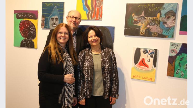 Zur Ausstellungseröffnung in Hof begrüßen Kunstvereins-Vorsitzende Annie Sziegoleit und Kurator Stefan Voit mit als Ehrengast Kevin Coynes Witwe Helmi (links). Bild: Andrea Herdegen