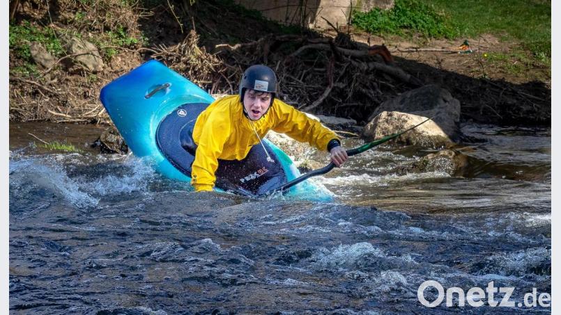 Im Kehrwasser bei der Pfreimder Brücke hatten Paddler mit Spielbooten ihren Spaß. Bild: arr