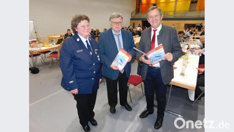 Die 30. Ausgabe des Feuerwehr-Jahresberichts erhalten Landrat Hermann Hübner und Bürgermeister Manfred Porsch von der Fachberaterin und Pressesprecherin des Kreisverbandes, Carolin Rausch (von rechts). Bild: hai