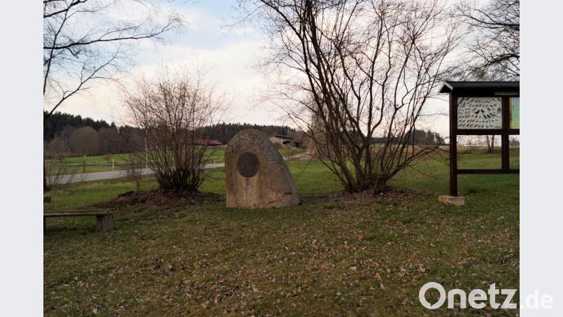 Hinterm Granitfelsen könnte ein Rückhaltebecken entstehen. Bild: arw